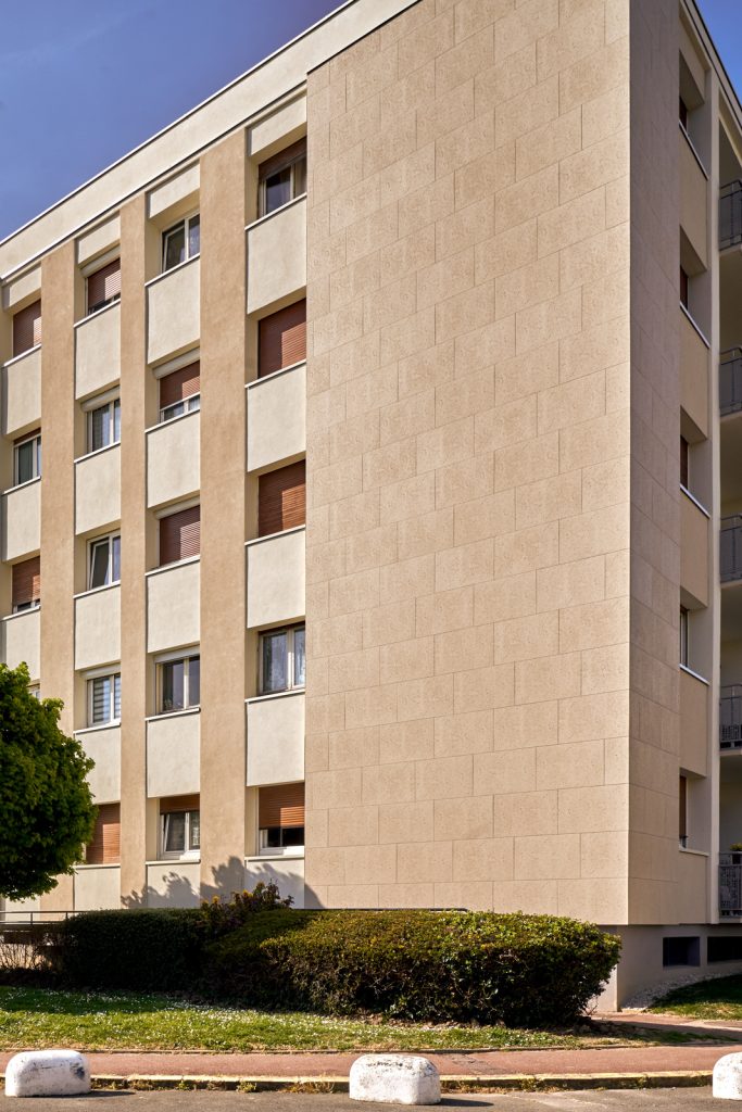 Réhabilitation de la résidence avenue de la Libération à Chilly-Mazarin. Produit : Ardal COQUILLÉ Architecte : Nepsen Entreprise de pose : Coulon SA Coloris : Ténéré 9025 (approchant : Muscade, 1-53)