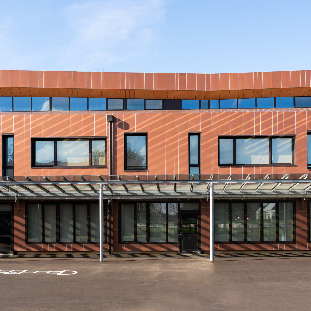 CAREA FACADE - Réalisation de la Façade du Groupe scolaire Nétreville, Évreux (27) - Bardage Avec Ossature (BAO)