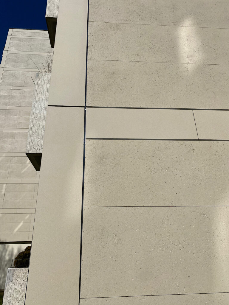 CAREA FACADE - Exemple de référence : Façade de la Résidence rue Moillebeau, Genève Suisse - Bardage avec ossature (BAO). Découvrez nos autres réalisations de Logements.